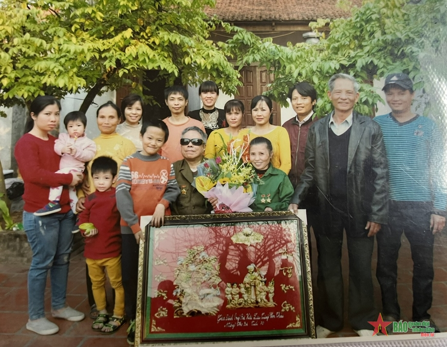 Nguyện làm đôi mắt, bàn tay của anh